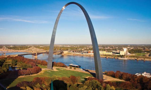 FOTO 2 | El Gateway Arch, St. Louis, Missouri. Esta escultura es conocida como la puerta de entrada al Oeste.