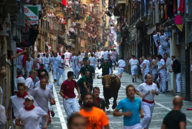 Mañana salgo a correr. Y qué mejor motivación cuando en Pamplona se vio a los toros lanzar a varios corredores por los aires, mientras a otros los embestían en el suelo. (Foto: AFP)