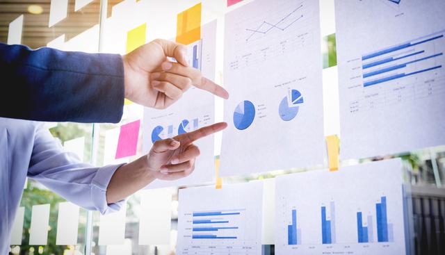 FOTO 10 | 10. Declinar grandes proyectos o responsabilidades. “Es que no entiendes, no quiero ser gerente: no quiero más responsabilidades” me comentó una amiga que se había matado 6 o 7 años en una consultora cuando su jefe le comentó su intención de ascenderla de puesto. Cada vez que rechazamos un proyecto retador que nos permita poner a prueba nuestras capacidades y demostrar nuestro desempeño damos la idea de que no podemos llevar responsabilidades o funciones más allá de cierto punto, lo cual puede ser malinterpretado como ineficiencia o hasta mediocridad.
Recomendación: Acepta aquellas invitaciones para crecer laboralmente incluso si no tienes tiempo, aparta uno, ya que es una inversión para tu futuro. Si te ofrecen una posición clave y sientes que te falta conocimiento para desempeñarlo, tómala y aprende lo necesario. Todo es cuestión de confianza. (Foto: Freepik)