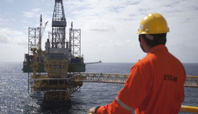 Foto 5 | Energía: Reflejando las preocupaciones del gobierno entrante de México, de que el acuerdo limitaría el control del país sobre sus recursos petroleros, el acuerdo establece que México tiene la propiedad directa, inalienable e imprescriptible de todos sus hidrocarburos en su subsuelo. A pesar del lenguaje fuertemente redactado, el capítulo de energía no impide que las compañías petroleras extranjeras produzcan petróleo en México bajo una liberalización de la industria aprobada por el gobierno saliente. Además, el US Trade Representative destaca otros cuatro puntos adicionales. (Foto: El PAÍS)