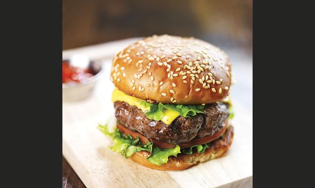 Tip 7. Cuidado con el pan de brioche:  "Me gusta el panecillo de hamburguesa tradicional, como un buen pan de sésamo", dice Michaels. "El pan de brioche le quita el sabor a la carne; y nunca utilice pan con sabor rancio”.