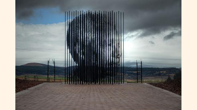 El monumento a Nelson Mandela en Sudáfrica está formado por un conjunto de barras verticales.