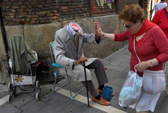 Dame esos cinco… dólares de colaboración. Como en cualquier fiesta, en San Fermín no faltan los artistas callejeros que se ganan el cariño de la gente con su creatividad. (Foto: Reuters)