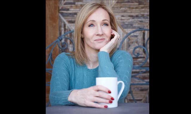 Foto 10 | J.K. Rowling. Antes de que una editorial se interesara en apoyar su novela de Harry Potter, fue rechazada muchas veces y literalmente vivía en la pobreza. Gracias al éxito de la franquicia, tanto de los libros como de las populares películas, ahora Rowling es una de las personas más ricas de Gran Bretaña, así como una de las personas más influyentes del planeta.