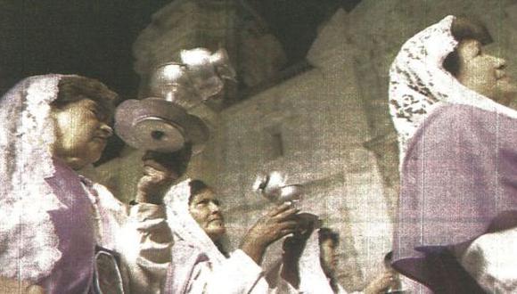 Miles de fieles acompañaron las imágenes del Señor de la Justicia y la Virgen de las Penas por el centro de Lima, en el tercer día de las celebraciones de Semana Santa.