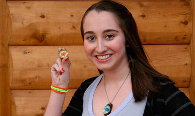 FOTO 13 | 13. Maddie Bradshaw

A los 10, Maddie Bradshaw quería decorar su locker. Como no había nada en el mercado que la interesara, empezó a decorar tapas de botellas. Maddie se convirtió en la fundadora y presidenta de M3 Girl Desings, presentada en Shark Tank, y escribió su propio libro “Maddie Bradshaw’s You Can Start a Business, Too!”. Sin embargo, aunque M3 se convirtió en un negocio multimillonario, parece haber sido demasiado para la familia Bradshaw quienes decidieron cerrar el negocio desde entonces.