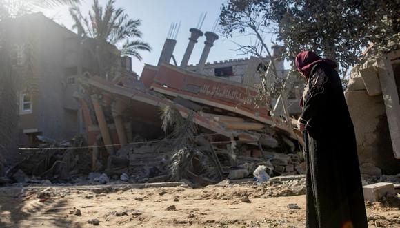 Una mujer palestina se encuentra cerca de los escombros de su casa después de un ataque aéreo israelí, en el campo de refugiados de Khan Yunis, en el sur de la Franja de Gaza, el 5 de marzo de 2024 | Foto: EFE/EPA/HAITHAM IMAD