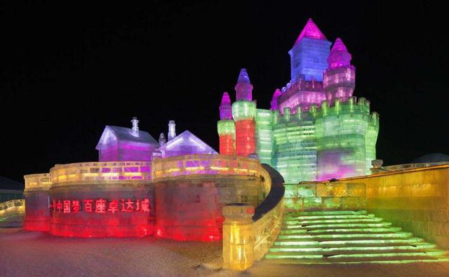 FOTO 3 | Con el agua desionizada, el hielo tiene mas transparencias y los colores resaltan más por las noches.