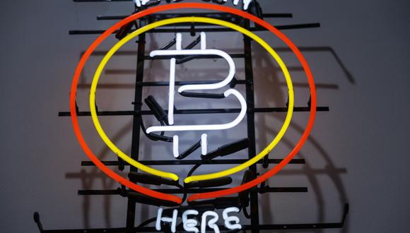 Un letrero de neón indica que Bitcoin está disponible dentro de una tienda Alza.cz en Praga, República Checa, el martes 17 de mayo de 2022.