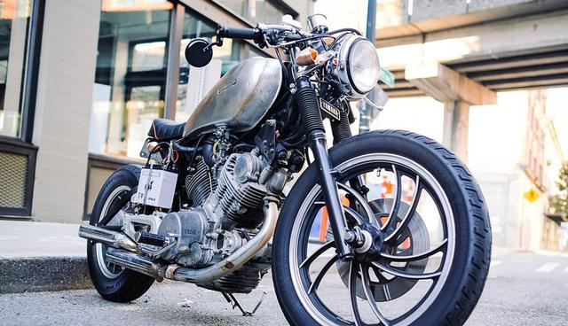 FOTO 4 | 4. Número de pasajeros. Ten en cuenta que sólo puedes trasladar a una sola persona y no llevar carga más de lo permitido por el fabricante de la motocicleta. Si piensas transportar a alguien, explícale el rol que cumplirá durante el trayecto: llevar obligatoriamente un casco, ir sentado con las rodillas apretando el chasis, sus manos deberán estar en los asideros de la moto y no en el cuerpo del conductor porque te limitará la capacidad de maniobrar, entre otros.