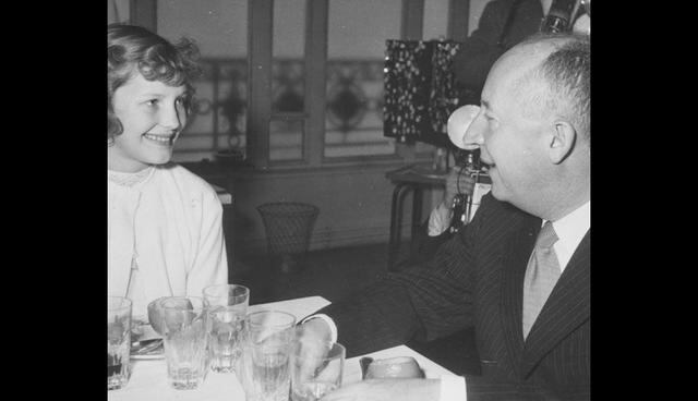 FOTO 5 | Si se ha rodeado de gente brillante, escuche. Es necesario conocer una opinión objetiva para juzgar el trabajo. Bien lo sabía Dior cuando entregaba sus bocetos a su cuartel general. El diseñador observaba como su colección, al igual que la savia, circulaba por todo su equipo, enriqueciéndose al mismo tiempo.