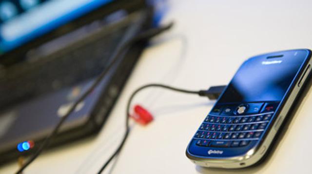 Se debe aprovechar el uso de la computadora o laptop para cargar el celular con el cable USB, de esa manera se ahorra energía eléctrica. (Foto: entertecno)