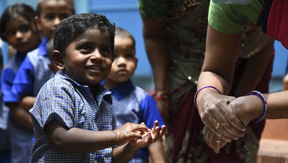 La higiene es una medida de prevención para evitar los contagios que, de manera inicial, se han reportado en India (Foto: AFP)