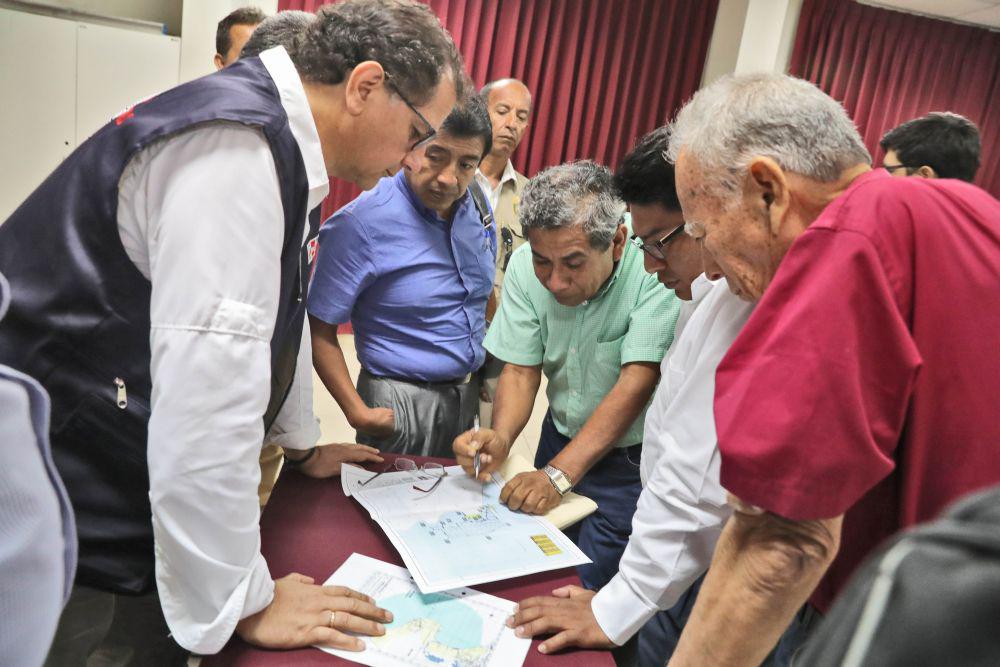 El ministro de Energía y Minas, Francisco Ismodes, (con chaleco azul) firma los oficios junto a representantes de pescadores del norte peruano. (Foto: Difusón)