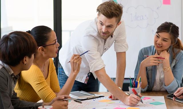 FOTO 4 | 4. Cuando necesitas resolver un problema difícil. Qué hacer: Decir, “dime tus pensamientos”. Y escucha
Por qué funciona: La incertidumbre activa ambos, la confianza y la desconfianza. Cuando tenemos incertidumbre significa que las redes de confianza y desconfianza se activan al mismo tiempo. Podemos entrar más fácilmente al “pensamiento grupal” para estar a salvo en la multitud, o nos cerramos por temor a que el miedo nos haga lucir débiles.
Enfócate en: Hacer seguro el ser transparente sobre lo que sabemos; y no penalizar a aquellos que se expresan. Motívalos a compartir.
La Inteligencia conversacional es la habilidad de dominar el poder de conexión para mejorar las relaciones con los demás. Ésta no se trata de qué tan inteligentes somos, sino de qué tan abiertos estamos a aprender algo nuevo o a tener rituales de conversación poderosos que impulsan al cerebro a confiar, unirse y alcanzar el éxito.  (Foto: Pyme)