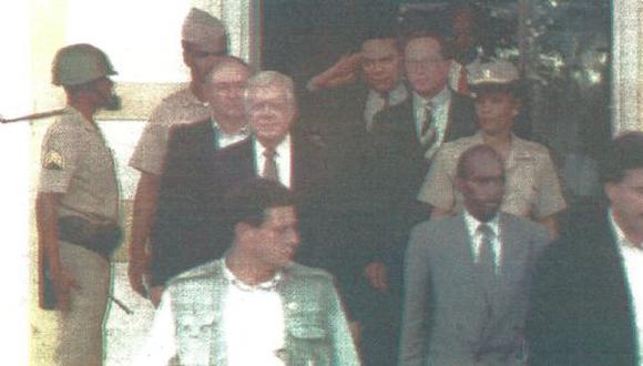El ex presidente Jimmy Carter abandona el Cuartel General del Ejército en Puerto Príncipe, luego de sostener una reunión con el general Raoul Cedras. (Foto AFP).