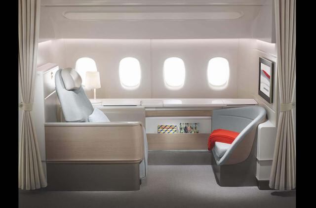 4. Air France. Hace un par de años, Air France presentó sus suites de primera clase y desde entonces han obtenido excelentes críticas. La Premiere es un pedacito de Francia a 30.000 pies de altura, con juguetes que van desde una cama de 6 ½ pies de largo y productos de belleza Carita, hasta menús de una selección de renombrados chefs con estrella Michelin y servicio de transporte a jets privados para viajar dentro de Francia.