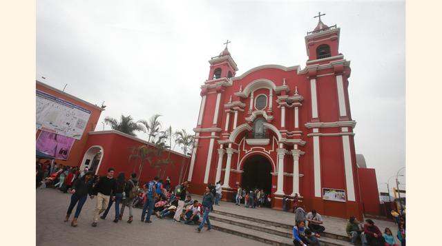 La impresionante iglesia de color rosa que hoy vemos, construida en el siglo XVI (y reformada en diversas ocasiones), es célebre porque acoge los restos mortales de tres famosos santos peruanos: San Juan Macías, Santa Rosa de Lima y San Martín de Porres (