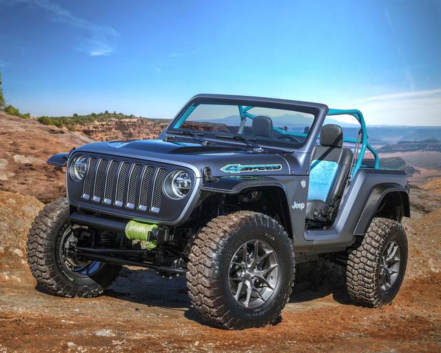 FOTO 3 | 3. JEEP 4SPEED. ​También toma como base al Wrangler pero en este caso cuenta con un tratamiento especial de reducción de peso. La carrocería fue recortada en casi 56 centímetros respecto de la versión de serie, aunque conservando la misma distancia entre ejes. Está equipado con un motor naftero turboalimentado de 2.0 litros, que ofrece 268 caballos de fuerza. Se combina con una caja de cambios automática de ocho velocidades.