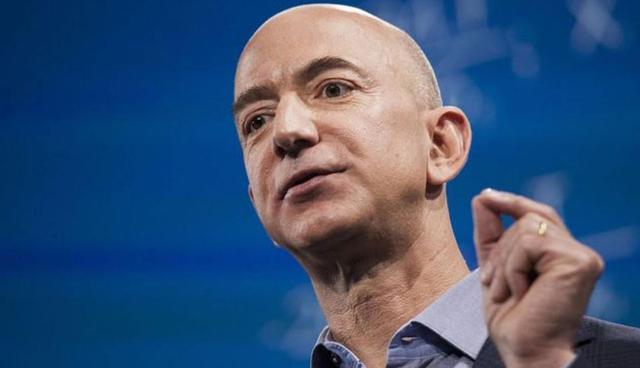 FOTO 1 | Jeff Bezos. El hombre más rico del mundo lidera la lista. Cuando se publicó su fortuna ascendía a US$ 133,000 millones. El CEO de Amazon salió de compras y regresó con Whole Foods en agosto pasado. Además, el gigante del retail está valorizado en más de US$ 780,000 millones, y sus acciones no dejan de subir. (Foto: Getty)