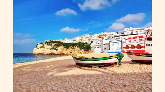 1.- PORTUGAL, ALGARVE. Este país combina la belleza de sus paradisíacas playas con sus ciudades cosmopolitas y su interior más rural y tradicional. Es uno de los destinos más baratos que ofrece excelentes playas en regiones como Algarve y la región de Lis