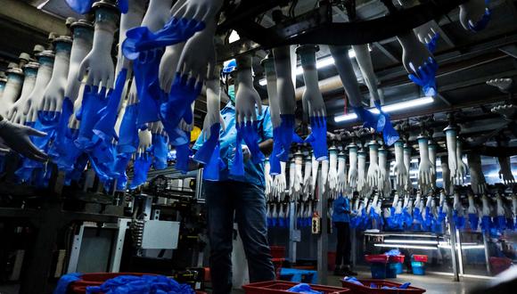 La mayoría de los fabricantes de guantes en Malasia han recibido una exención para mantener el personal de sus fábricas en un 50%. (Foto: Bloomberg)
