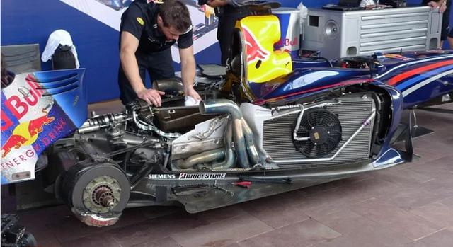 Foto 9 | Motor. Costo estimado de US$ 8 millones. El sonido de un motor de Fórmula 1 es único. La próxima vez que escuches rugir a estas bestias recuerda que estás oyendo un motor de US$8 millones.
El motor de un coche de F1 es extremadamente potente: se trata de velocidad y también de empujar al auto con toda potencia desde cero, al inicio de la carrera. Una característica muy interesante, es que los motores de F1 son más optimizados, pequeños y ligeros que el de los autos tradicionales (Foto: Teambhp).