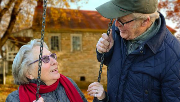 Dos adultos inscritos en el Seguro Social de los Estados Unidos que disfrutan de su jubilación. El último pago de marzo será efectuado el miércoles 27 (Foto: Pexels)
