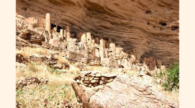 BANDIAGARA, MALI. En la región de Mopti, en la ciudad de Bandiagara, viven los dogones, un grupo étnico. Los acantilados de Bandiagara, fractura geológica de 200 km de extensión se sitúan entre la sabana y la planicie del río Níger. Declarados Patrimonio 