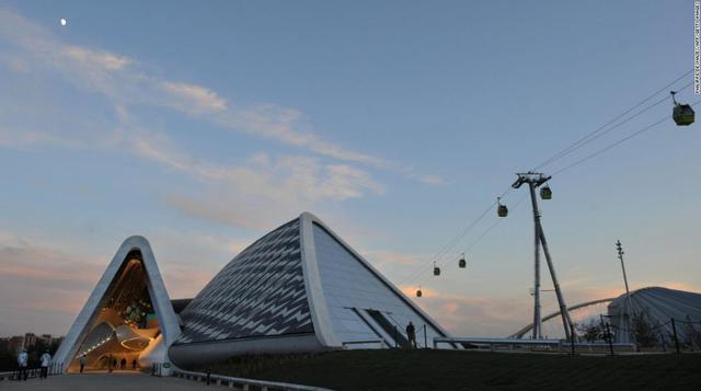 Bridge Pavilion, 2008 (Zaragoza, España). Es un híbrido de puente peatonal y pabellón de exhibición. El diseño fluido de Hadid reflejó el tema de la exposición de ese año: agua y desarrollo sostenible.