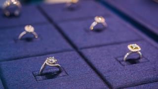 De Beers recorta producción este año por abundancia de diamantes