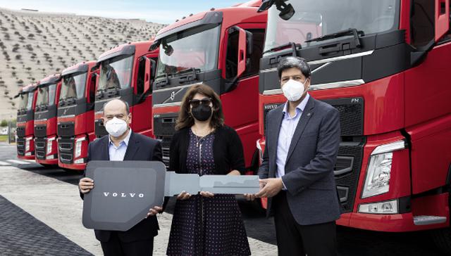 Segundo Aliaga (CFO Volvo Group Peru), Ángela Corrales (Gerente general DCR Minería y Construcción) y Mario Boza (Gerente comercial de camiones Volvo)