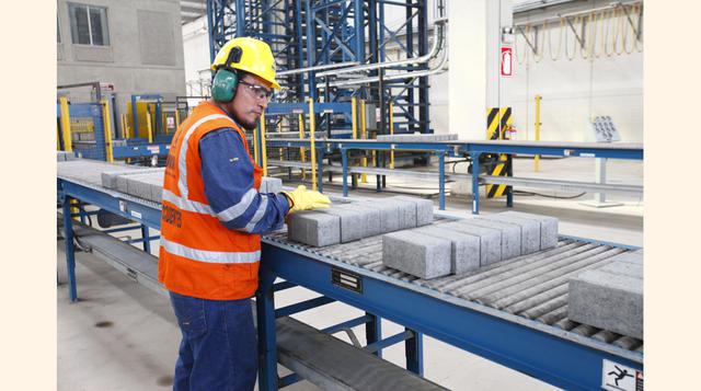Los bloques y ladrillos de concreto son más resistentes y versátiles que los ladrillos de arcilla. Una vez fabricados, los productos pasan por un estricto control de calidad. (Foto: Cesar Salhuana)