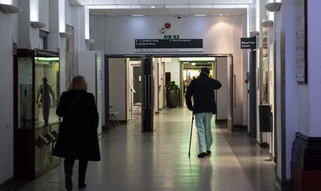 8. Hospitales de Reino Unido: Algunas de las mayores interrupciones fueron causadas por ataques al sistema de salud de Reino Unido. Hospitales y clínicas se vieron obligados a rechazar a los pacientes después de perder el acceso a las computadoras.