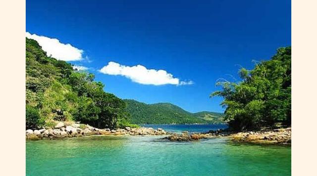 Ilha Grande, Brasil. Tan cerca de Río de Janeiro, pero a la vez tan diferente, Ilha Grande es el relajante y natural paraíso de Brasil’. Cuando te bajas del ferry a la isla, te desconectas del mundo exterior. Ningún auto, ningún banco (¡trae tu dinero!), 