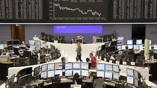 Acciones europeas trepan impulsadas por el sector bancario