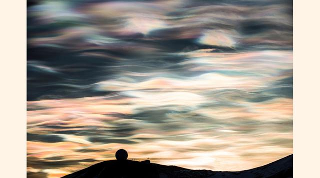 Nubes nacaradas (Antártida y Ártico). Estos vistosos tonos pastel son visibles porque las nubes están compuestas por diminutos cristales de hielo, que se forman entre los 15 y 30 kilómetros de altura a temperaturas de aproximadamente -50 °C.