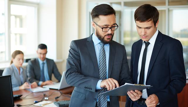 FOTO 13 | 13. Dejar que te conviertan en el chivo expiatorio. Con tal de no discutir o no ponerse en contra de jefes, hay quienes prefieren asumir la culpa de problemas que ni siquiera son suyos, como en el caso de errores de terceros o la ineptitud de sus propios jefes. Si lo permites, no solamente tu autoestima se verá mermada, sino tu confianza en tus compañeros, tus jefes y la empresa. Recomendación: Educadamente, platica con tu jefe que no quieres ser a quien culpen de la situación, en especial si no tuviste injerencia o poder de decisión sobre la misma. Para esto requieres buscar un discurso que sea amable y asertivo. (Foto: Freepik)