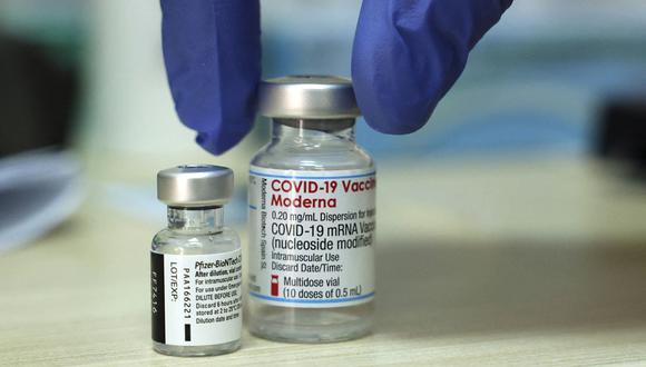 Los expertos también evaluaron los datos que se les presentaron sobre la eficacia de las vacunas de Moderna y Johnson & Johnson. (Foto: AFP)