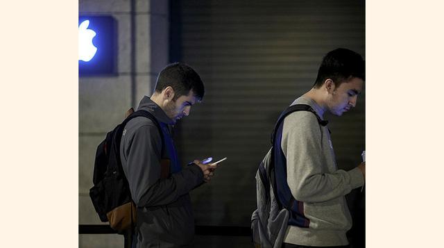 Hacer reservas. Siri utiliza Yelp cuando solicita detalles para un determinado restaurante, pero también es capaz de conectarse a OpenTable. Esta es una gran ventaja, ya que OpenTable permite reservar directamente. Le debe decir a Siri que haga una reserv