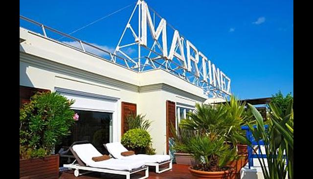 FOTO 5 | 5. Hotel Martínez: 25.000 euros (Francia)

Se construyó en 1929, por lo que se le considera uno de los edificios históricos de Cannes. El edificio estilo Art Decó es un punto de encuentro de actores y celebridades, especialmente durante el Festival de cine de Cannes. El precio por noche de sus suites se justifica, además de por la panorámica de la bahía que ofrece tras sus ventanales, por sus cualidades: tiene dos camas tamaño extra grande, el mobiliario está tapizado de seda y en la terraza hay espacio para un jacuzzi de gran tamaño. El hotel está dotado de gimnasio, jardines, zona de spa, cabina de masajes y restaurante gourmet con cocina mediterránea.