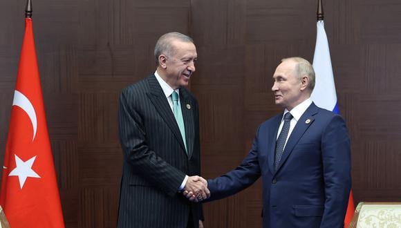 El presidente turco, Recep Tayyip Erdogan (izquierda), se reúne con el presidente ruso, Vladimir Putin, al margen de la Conferencia sobre Interacción y Medidas de Fomento de la Confianza en Asia (CICA) en Astana, el 13 de octubre de 2022. (Photo by Handout / TURKISH PRESIDENTIAL PRESS SERVICE / AFP) / RESTRICTED TO EDITORIAL USE - MANDATORY CREDIT "AFP PHOTO / HO -  TURKISH PRESIDENTIAL PRESS SERVICE" - NO MARKETING NO ADVERTISING CAMPAIGNS - DISTRIBUTED AS A SERVICE TO CLIENTS