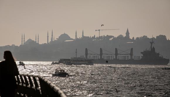 Un barco que transportaba trigo ucraniano en el Estrecho del Bósforo en Estambul, el 11 de noviembre. Ruslan Spirin explicó que Turquía tiene una presencia en el Mar Negro “varias veces mayor” que los navíos de combate rusos. (Foto: Bloomberg)