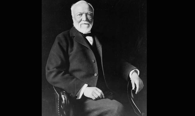 Andrew Carnegie – US$ 310 mil millones. Andrew Carnegie hizo su gran fortuna cuando vendió su compañía Carnegie Steel Co. al banco JP Morgan por $480 millones en 1901. Eso equivale a un valor neto de US$ 310 mil millones en dólares de hoy en día.
Cuando vendió su empresa a JP Morgan, Carnegie se llevó a casa US$ 230 millones en bonos de oro y para colmo, también recibió un cupón 5% anual por la venta. Los bonos se encontraban en un banco en Nueva Jersey que Carnegie nunca visitó. Después de vender su empresa, Carnegie se retiró de la vida empresarial y dedicó su tiempo a la caridad. Regaló la mayoría de su fortuna durante su vida y sus $30 millones finales fueron donados después de su muerte. Muchas universidades y fundaciones todavía llevan su nombre hoy en día.