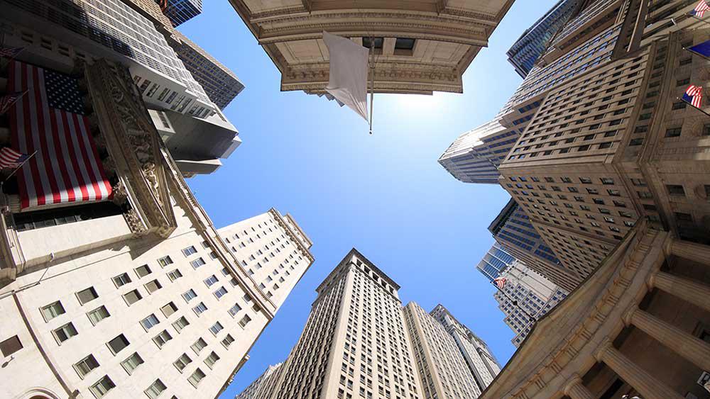 Cuatro trimestres consecutivos de egresos en el 2018 llevaron a los activos bajo administración a su nivel más bajo en al menos dos años, los ingresos disminuyeron y el ratio de eficiencia de la empresa se elevó.