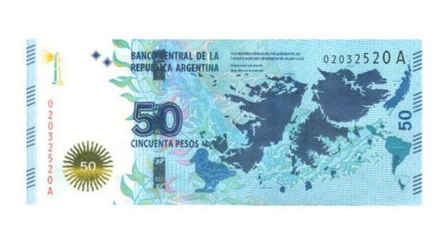 El polémico billete argentino tiene un mapa de Sudamérica al lado del de las Islas Falkland/Malvinas. Esto generó tensión con los residentes del archipiélago por su alusión directa al territorio por el que Argentina se fue a guerra con Reino Unido en 1982