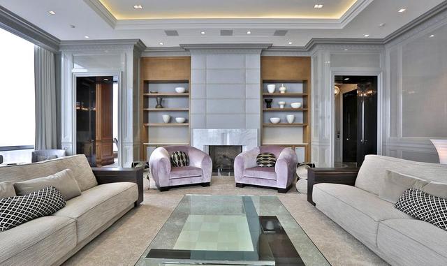 Pursglove también amplió la cocina. "Las encimeras son extremadamente grandes", dijo. "Si estuviera cocinando allí, podría tener a mis hijos cerca mientras hacen su tarea".