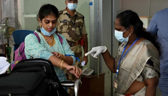 Los trabajadores de la salud examinan a los pasajeros que llegan del extranjero para detectar síntomas de viruela del mono en la terminal del Aeropuerto Internacional Anna en Chennai el 3 de junio de 2022 (Foto: Arun Sankar / AFP)