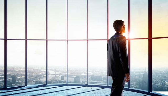 FOTO 7 | 7. Te dejan solo en los espacios comunes
Es cierto que hay jefes que por norma (o vaya a saber qué cosa), prefieren evitar los espacios comunes para que sus colaboradores no se confundan, evitando así un que "se den malas interpretaciones o se crucen líneas de jerarquía". Pero también hay que decir que existen situaciones en las que sucede lo opuesto, siendo los propios empleados quienes se niegan a estar junto a su líder durante el almuerzo restándole la oportunidad de establecer vínculos con los demás. Equiparable casi a la figura del muerto civil en la antigua Roma, debo decir que esto genera una de las circunstancias más difíciles de tolerar por el homenajeado.