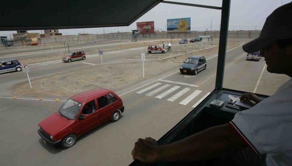 Aprueban características técnicas del sistema de doble comando para vehículos de instrucción y evaluación de manejo. (Foto: Andina)